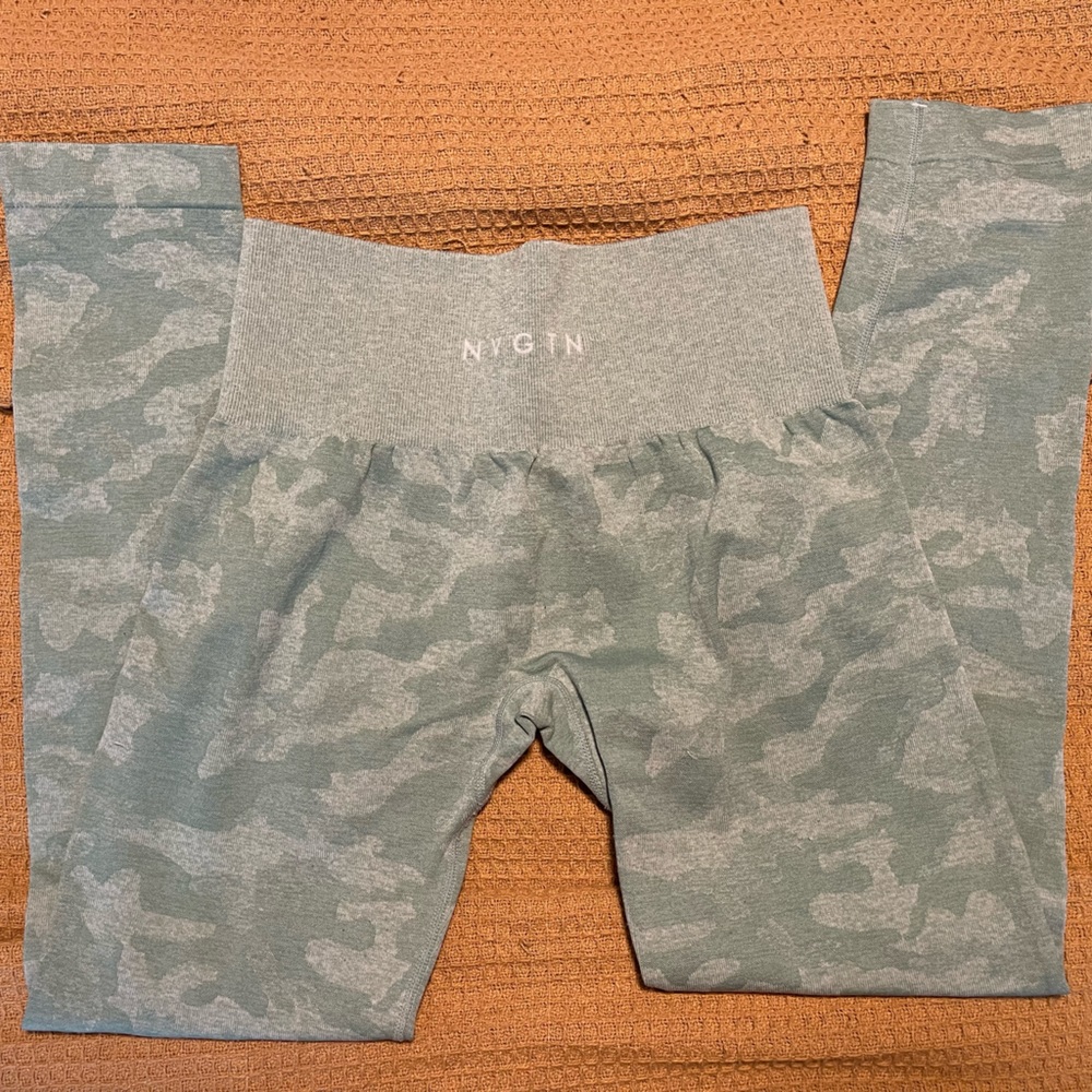 NVGTN SEAMLESS CAMO LEGGINGS. SAGE. M.